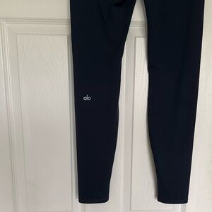 ALO Yoga - HIGH-WAIST AIRLIFT LEGGING - NAVY - size large